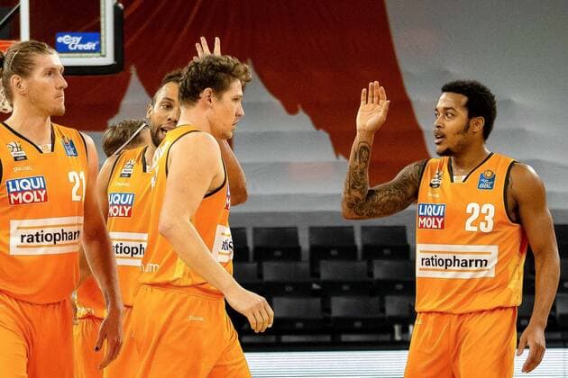 Ratiopharm Ulm gewinnt mit 73:72, Die glücklichen Sieger GER, Ratiopharm Ulm vs. Telekom Baskets Bonn, easycredit 1.Bundesliga Basketball, 11.Spieltag, Saison 2020 21, 02.01.2021 Ratiopharm Ulm vs. Telekom Baskets Bonn, Basketball Neu-Ulm Copyright: xEibner-Pressefotox EP_RBE