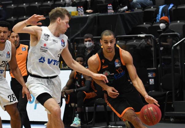 GER, 1. BBL, Hamburg Towers vs SC Rasta Vechta 02.01.2021,,GER, 1. BBL, Hamburg Towers vs SC Rasta Veschta im Bild Jean Salumu (Vechta 13) versucht sich gegen Jordan Swing (Hamburg 02) durchzusetzen