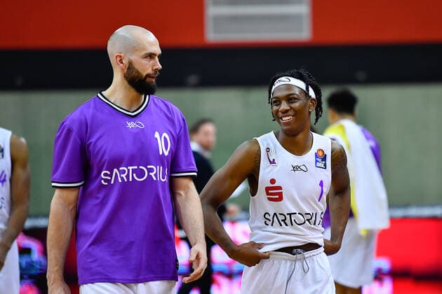 Deishuan Booker (BG Goettingen, 1) freut sich kurz nach dem Spiel mit Dennis Kramer (BG Goettingen, 10) ueber den knappen Sieg. JobStairs Giessen 46ers vs BG Goettingen, easyCredit Basketball Bundesliga, Saison 2020 2021, 11. Spieltag, 02.01.2021. JobStairs Giessen 46ers vs BG Goettingen, easyCredit Basketball Bundesliga, Saison 2020 2021, 11. Spieltag, 02.01.2021 Giessen Copyright: xStefanxTschersich Eibner-Pressefx EP_STH