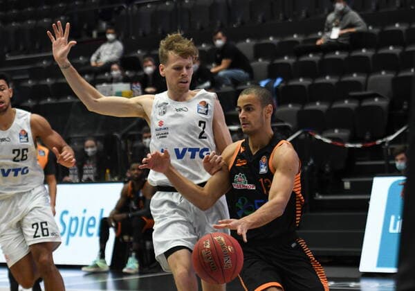 GER, 1. BBL, Hamburg Towers vs SC Rasta Vechta 02.01.2021,,GER, 1. BBL, Hamburg Towers vs SC Rasta Veschta im Bild Jean Salumu (Vechta 13) versucht sich gegen Jordan Swing (Hamburg 02) durchzusetzen