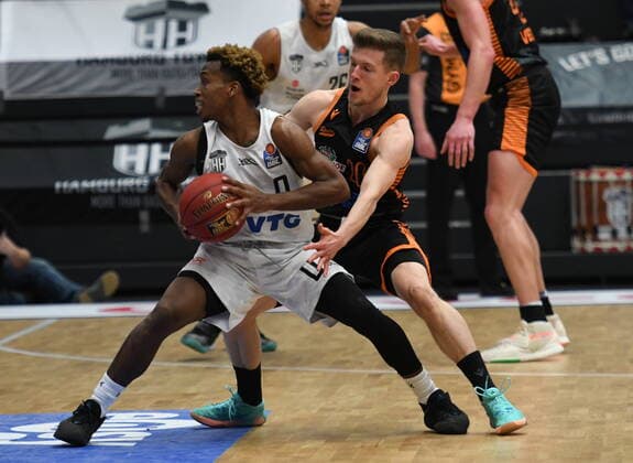 GER, 1. BBL, Hamburg Towers vs SC Rasta Vechta 02.01.2021,,GER, 1. BBL, Hamburg Towers vs SC Rasta Veschta im Bild Jannes Hundt (Vechta 20) versucht sich gegen TJ Shorts (Hamburg 00) durchzusetzen