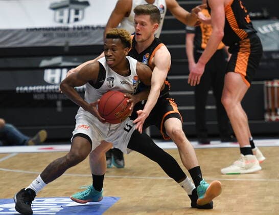GER, 1. BBL, Hamburg Towers vs SC Rasta Vechta 02.01.2021,,GER, 1. BBL, Hamburg Towers vs SC Rasta Veschta im Bild Jannes Hundt (Vechta 20) versucht sich gegen TJ Shorts (Hamburg 00) durchzusetzen
