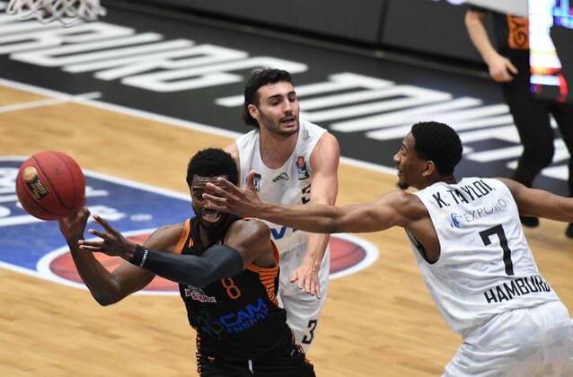 GER, 1. BBL, Hamburg Towers vs SC Rasta Vechta 02.01.2021,,GER, 1. BBL, Hamburg Towers vs SC Rasta Veschta im Bild Josh Young(Vechta 08) versucht sich gegen Max DiLeo (Hamburg 03) und Kameron Taylor(Hamburg 07) durchzusetzen