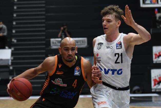 GER, 1. BBL, Hamburg Towers vs SC Rasta Vechta 02.01.2021,,GER, 1. BBL, Hamburg Towers vs SC Rasta Veschta im Bild Stefan Peno(Vechta 04) versucht sich gegen Justus Hollatz (Hamburg 21) durchzusetzen