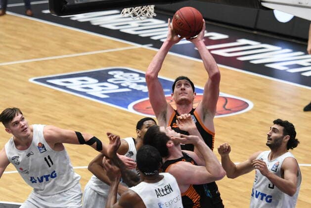 GER, 1. BBL, Hamburg Towers vs SC Rasta Vechta 02.01.2021,,GER, 1. BBL, Hamburg Towers vs SC Rasta Veschta im Bild Dennis Clifford(Vechta 42) versucht sich gegen Maik Kotsar (Hamburg 11), Terry Allen(Hamburg 25) und Max DiLeo (Hamburg 03) durchzusetzen