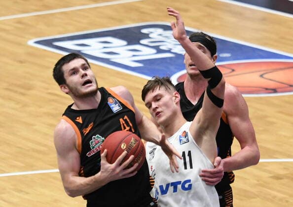 GER, 1. BBL, Hamburg Towers vs SC Rasta Vechta 02.01.2021,,GER, 1. BBL, Hamburg Towers vs SC Rasta Veschta im Bild Will Vorhees(Vechta 41) versucht sich gegen Maik Kotsar (Hamburg 11) durchzusetzen