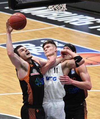 GER, 1. BBL, Hamburg Towers vs SC Rasta Vechta 02.01.2021,,GER, 1. BBL, Hamburg Towers vs SC Rasta Veschta im Bild Will Vorhees(Vechta 41) versucht sich gegen Maik Kotsar (Hamburg 11) durchzusetzen