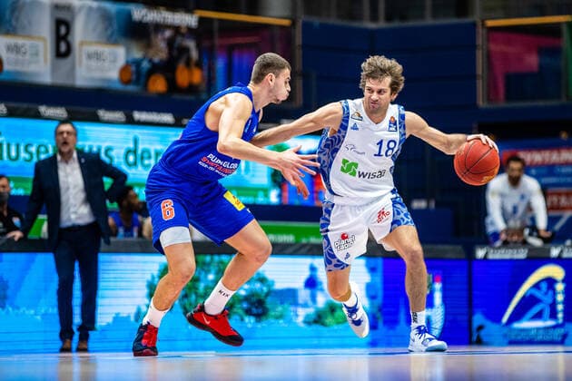 Joe Rahon ( 18 Fraport Skyliners), Marko Krstanovic ( 6 Syntainics MBC) waehrend der Begegnung Saison 2020-2021 (Herren) in der EasyCredit Bundesliga zwischen Syntainics MBC und Fraport Skyliners in der Stadthalle Weissenfels am 2. January 2021 in Weissenfels, Sachsen Anhalt, Deutschland