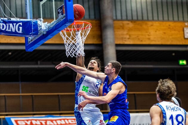 Kamari Murphy ( 21 Fraport Skyliners), Marko Krstanovic ( 6 Syntainics MBC) waehrend der Begegnung Saison 2020-2021 (Herren) in der EasyCredit Bundesliga zwischen Syntainics MBC und Fraport Skyliners in der Stadthalle Weissenfels am 2. January 2021 in Weissenfels, Sachsen Anhalt, Deutschland