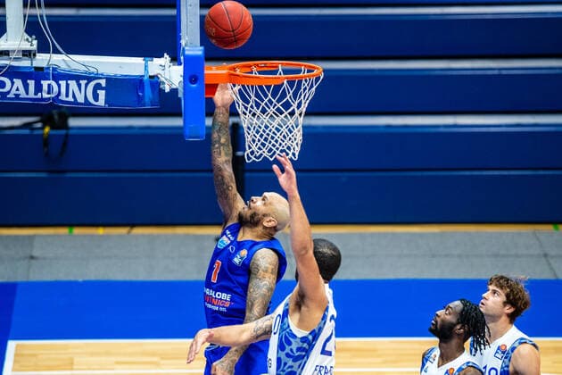 Sergio Kerusch ( 7 Syntainics MBC), Rasheed Moore ( 20 Fraport Skyliners) waehrend der Begegnung Saison 2020-2021 (Herren) in der EasyCredit Bundesliga zwischen Syntainics MBC und Fraport Skyliners in der Stadthalle Weissenfels am 2. January 2021 in Weissenfels, Sachsen Anhalt, Deutschland