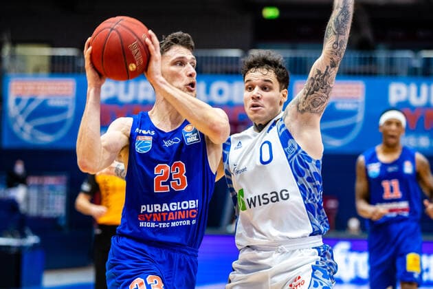 Michal Michalak ( 23 Syntainics MBC), Konstantin Konga ( 0 Fraport Skyliners) waehrend der Begegnung Saison 2020-2021 (Herren) in der EasyCredit Bundesliga zwischen Syntainics MBC und Fraport Skyliners in der Stadthalle Weissenfels am 2. January 2021 in Weissenfels, Sachsen Anhalt, Deutschland
