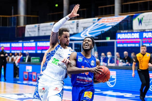 Shavon Coleman ( 15 Syntainics MBC), Kamari Murphy ( 21 Fraport Skyliners) waehrend der Begegnung Saison 2020-2021 (Herren) in der EasyCredit Bundesliga zwischen Syntainics MBC und Fraport Skyliners in der Stadthalle Weissenfels am 2. January 2021 in Weissenfels, Sachsen Anhalt, Deutschland