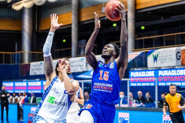 Shavon Coleman ( 15 Syntainics MBC), Kamari Murphy ( 21 Fraport Skyliners) waehrend der Begegnung Saison 2020-2021 (Herren) in der EasyCredit Bundesliga zwischen Syntainics MBC und Fraport Skyliners in der Stadthalle Weissenfels am 2. January 2021 in Weissenfels, Sachsen Anhalt, Deutschland