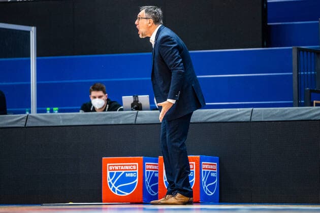 Trainer Silvano Poropat (Syntainics MBC) tobt an der Seitenlinie waehrend der Begegnung Saison 2020-2021 (Herren) in der EasyCredit Bundesliga zwischen Syntainics MBC und Fraport Skyliners in der Stadthalle Weissenfels am 2. January 2021 in Weissenfels, Sachsen Anhalt, Deutschland