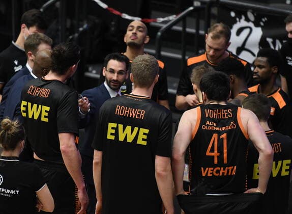 GER, 1. BBL, Hamburg Towers vs SC Rasta Vechta 02.01.2021,,GER, 1. BBL, Hamburg Towers vs SC Rasta Veschta im Bild Trainer Pedro Calles (Vechta) spricht mit seiner Mannschaft