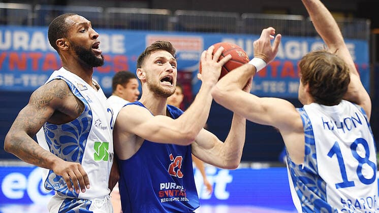 Basketball 1. Bundesliga, Saison 2020 2021, 11. Spieltag, Syntainics MBC Weißenfels vs. Fraport Skyliners Frankfurt Main (01.01.2021) Zweikampf um den Ball zwischen Kamari Murphy (Fraport Skyliners Frankfurt, Rueckennummer 21), Michalak, Michal (MBC Weissenfels, Nr. 23) und Joe Rahon (Fraport Skyliners Frankfurt, Rueckennummer 30) (v.l.n.r.) beim Spiel MBC Weißenfels gegen Fraport Skyliners (02.01.2021) Weißenfels Sachsen-Anhalt Deutschland Stadthalle Weißenfels