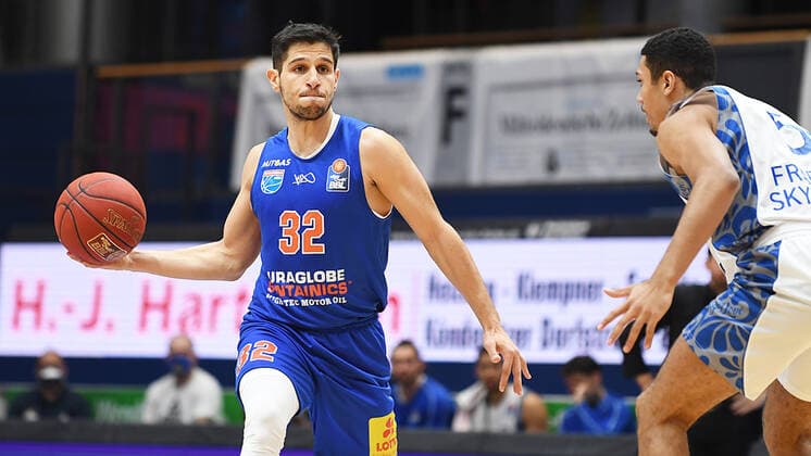 Basketball 1. Bundesliga, Saison 2020 2021, 11. Spieltag, Syntainics MBC Weißenfels vs. Fraport Skyliners Frankfurt Main (01.01.2021) Rogic, Roko (MBC Weissenfels, Nr. 32) (li.) am Ball gegen Len Schoormann (Fraport Skyliners Frankfurt, Rueckennummer 6) beim Spiel MBC Weißenfels gegen Fraport Skyliners (02.01.2021) Weißenfels Sachsen-Anhalt Deutschland Stadthalle Weißenfels