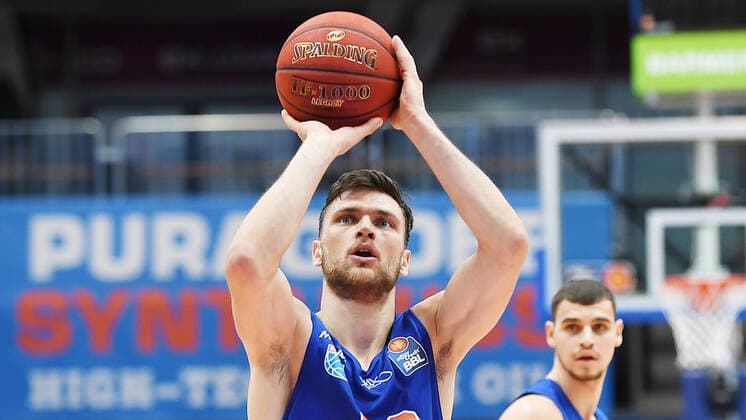 Basketball 1. Bundesliga, Saison 2020 2021, 11. Spieltag, Syntainics MBC Weißenfels vs. Fraport Skyliners Frankfurt Main (01.01.2021) Michalak, Michal (MBC Weissenfels, Nr. 23) am Ball beim Freiwurf beim Spiel MBC Weißenfels gegen Fraport Skyliners (02.01.2021) Weißenfels Sachsen-Anhalt Deutschland Stadthalle Weißenfels