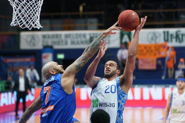 Basketball, Männer, BBL, 11. Spieltag, 02.01.2021, SYNTAINICS MBC - Fraport Skyliners, v.l.: Sergio Kerusch (MBC, 7), Rasheed Moore (Skyliners, 20). GER, BBL, Basketball, Maenner, SYNTAINICS MBC - Fraport Skyliners, 02.01.2021, Weissenfels
