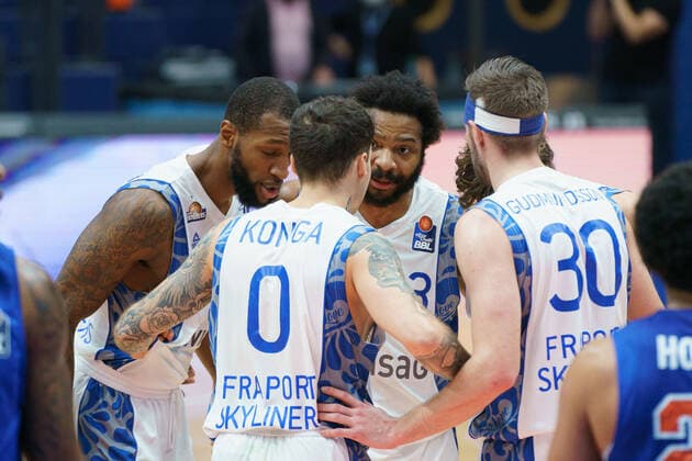 Basketball, Männer, BBL, 11. Spieltag, 02.01.2021, SYNTAINICS MBC - Fraport Skyliners, v.l.: Kamari Murphy (Skyliners, 21), Konstantin Konga (Skyliners, 0), Quantez Robertson (Skyliners, 23), Jon Axel Gudmundsson (Skyliners, 30). GER, BBL, Basketball, Maenner, SYNTAINICS MBC - Fraport Skyliners, 02.01.2021, Weissenfels