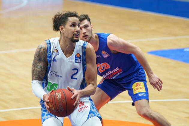 Basketball, Männer, BBL, 11. Spieltag, 02.01.2021, SYNTAINICS MBC - Fraport Skyliners, v.l.: Michael Kessens (Skyliners, 2), Michal Michalak (MBC, 23). GER, BBL, Basketball, Maenner, SYNTAINICS MBC - Fraport Skyliners, 02.01.2021, Weissenfels