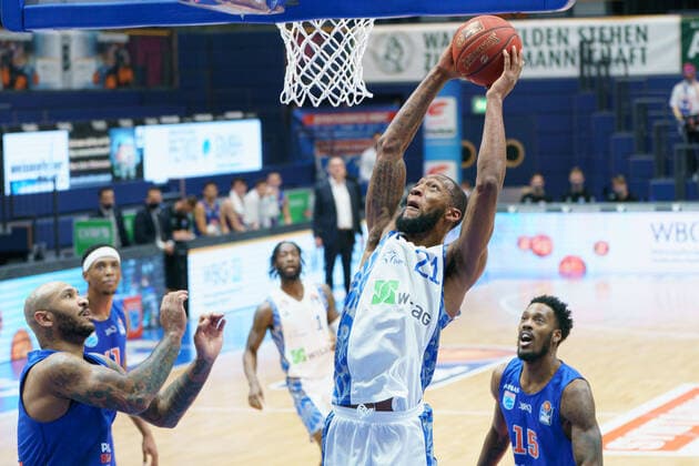 Basketball, Männer, BBL, 11. Spieltag, 02.01.2021, SYNTAINICS MBC - Fraport Skyliners, v.l.: Sergio Kerusch (MBC, 7), Kamari Murphy (Skyliners, 21), Shavon Coleman (MBC, 15). GER, BBL, Basketball, Maenner, SYNTAINICS MBC - Fraport Skyliners, 02.01.2021, Weissenfels