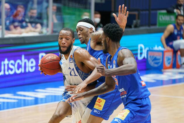 Basketball, Männer, BBL, 11. Spieltag, 02.01.2021, SYNTAINICS MBC - Fraport Skyliners, v.l.: Kamari Murphy (Skyliners, 21), Kyndahl Hill (MBC, 11), Shavon Coleman (MBC, 15). GER, BBL, Basketball, Maenner, SYNTAINICS MBC - Fraport Skyliners, 02.01.2021, Weissenfels