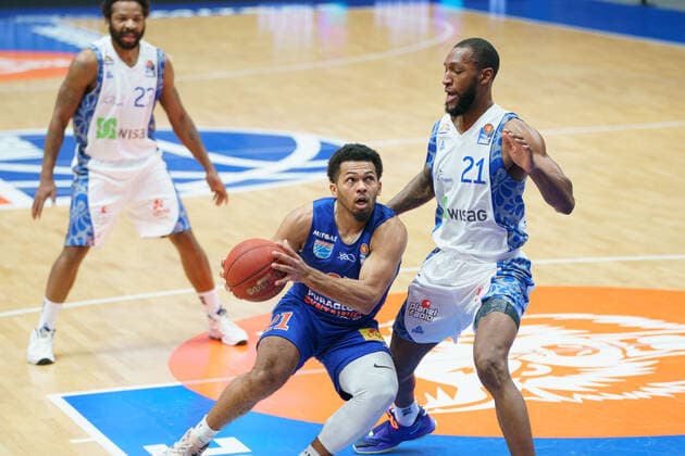 Basketball, Männer, BBL, 11. Spieltag, 02.01.2021, SYNTAINICS MBC - Fraport Skyliners, v.l.: Quinton Hooker (MBC, 21), Kamari Murphy (Skyliners, 21). GER, BBL, Basketball, Maenner, SYNTAINICS MBC - Fraport Skyliners, 02.01.2021, Weissenfels