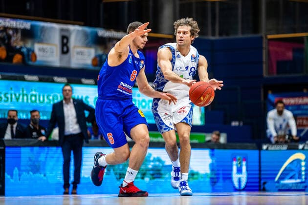 Joe Rahon ( 18 Fraport Skyliners), Marko Krstanovic ( 6 Syntainics MBC) waehrend der Begegnung Saison 2020-2021 (Herren) in der EasyCredit Bundesliga zwischen Syntainics MBC und Fraport Skyliners in der Stadthalle Weissenfels am 2. January 2021 in Weissenfels, Sachsen Anhalt, Deutschland