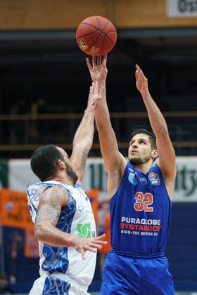 Basketball, Männer, BBL, 11. Spieltag, 02.01.2021, SYNTAINICS MBC - Fraport Skyliners, v.l.: <mbc fra GER, BBL, Basketball, Maenner, SYNTAINICS MBC - Fraport Skyliners, 02.01.2021, Weissenfels