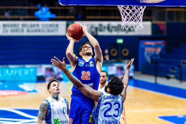 Roko Rogic ( 32 Syntainics MBC), Quantez Robertson ( 23 Fraport Skyliners) waehrend der Begegnung Saison 2020-2021 (Herren) in der EasyCredit Bundesliga zwischen Syntainics MBC und Fraport Skyliners in der Stadthalle Weissenfels am 2. January 2021 in Weissenfels, Sachsen Anhalt, Deutschland