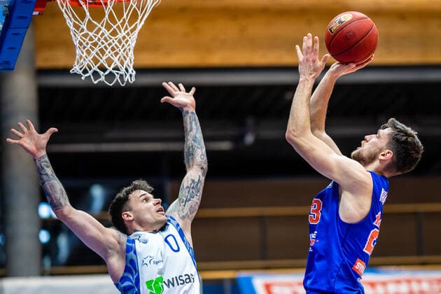 Michal Michalak ( 23 Syntainics MBC), Konstantin Konga ( 0 Fraport Skyliners) waehrend der Begegnung Saison 2020-2021 (Herren) in der EasyCredit Bundesliga zwischen Syntainics MBC und Fraport Skyliners in der Stadthalle Weissenfels am 2. January 2021 in Weissenfels, Sachsen Anhalt, Deutschland