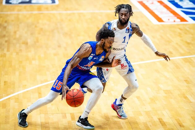 Shavon Coleman ( 15 Syntainics MBC), Matt Mobley ( 1 Fraport Skyliners) waehrend der Begegnung Saison 2020-2021 (Herren) in der EasyCredit Bundesliga zwischen Syntainics MBC und Fraport Skyliners in der Stadthalle Weissenfels am 2. January 2021 in Weissenfels, Sachsen Anhalt, Deutschland