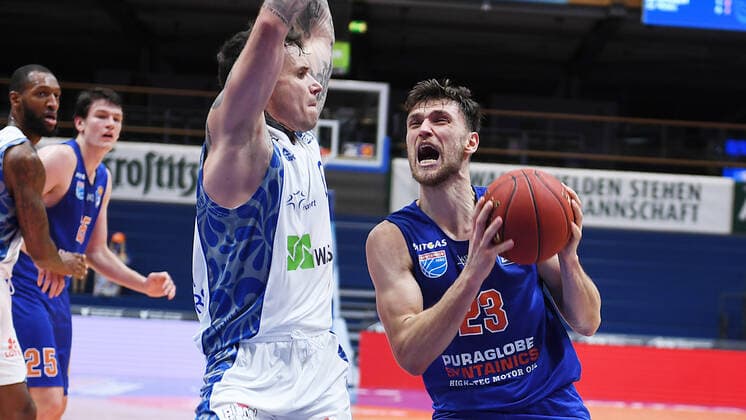 Basketball 1. Bundesliga, Saison 2020 2021, 11. Spieltag, Syntainics MBC Weißenfels vs. Fraport Skyliners Frankfurt Main (01.01.2021) Michalak, Michal (MBC Weissenfels, Nr. 23) am Ball gegen Konstantin Konga (Fraport Skyliners Frankfurt, Rueckennummer 0 100) beim Spiel MBC Weißenfels gegen Fraport Skyliners (02.01.2021) Weißenfels Sachsen-Anhalt Deutschland Stadthalle Weißenfels