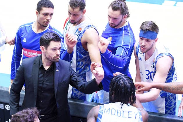 Basketball 1. Bundesliga, Saison 2020 2021, 11. Spieltag, Syntainics MBC Weißenfels vs. Fraport Skyliners Frankfurt Main (01.01.2021) Sebastian Gleim (Headcoach Fraport Skyliners Frankfurt) ballt die Faust im Spielerkreis beim Spiel MBC Weißenfels gegen Fraport Skyliners (02.01.2021) u.a. mit Michael Kessens (Fraport Skyliners Frankfurt, Rueckennummer 2), Jon Gudmundsson (Fraport Skyliners Frankfurt, Rueckennummer 30), Matt Mobley (Fraport Skyliners Frankfurt, Rueckennummer 1). Weißenfels Sachsen-Anhalt Deutschland Stadthalle Weißenfels