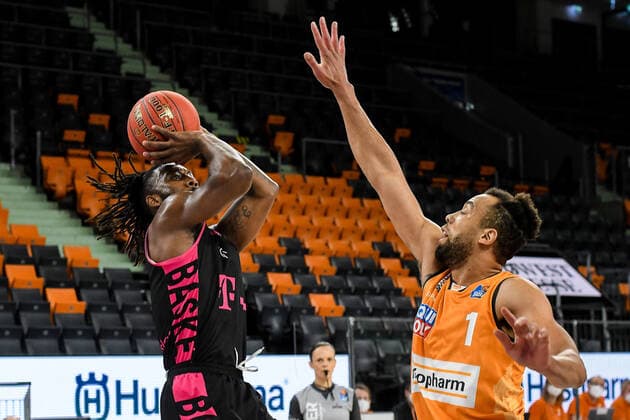 GER, BBL, ratiopharm ulm vs Telekom Baskets Bonn 02.01.2021, ratiopharm arena, Neu-Ulm, GER, BBL, ratiopharm ulm vs Telekom Baskets Bonn, im Bild Xavier Pollard (Bonn, 2), Demitrius Conger (Ulm, 1)