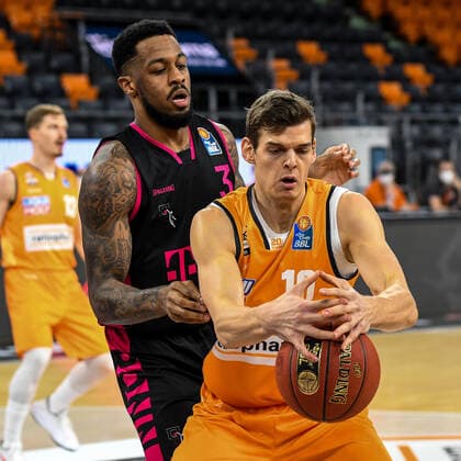 GER, BBL, ratiopharm ulm vs Telekom Baskets Bonn 02.01.2021, ratiopharm arena, Neu-Ulm, GER, BBL, ratiopharm ulm vs Telekom Baskets Bonn, im Bild James Thompson (Bonn, 3), Christoph Philipps (Ulm, 10)