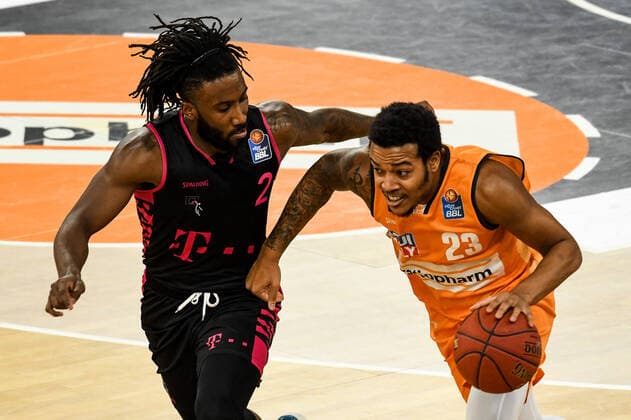 GER, BBL, ratiopharm ulm vs Telekom Baskets Bonn 02.01.2021, ratiopharm arena, Neu-Ulm, GER, BBL, ratiopharm ulm vs Telekom Baskets Bonn, im Bild Xavier Pollard (Bonn, 2), Troy Caupain (Ulm, 23)