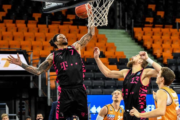 GER, BBL, ratiopharm ulm vs Telekom Baskets Bonn 02.01.2021, ratiopharm arena, Neu-Ulm, GER, BBL, ratiopharm ulm vs Telekom Baskets Bonn, im Bild Chris Babb (Bonn, 7) geht zum Korb, Dividas Gailius (Bonn, 13), Christoph Philipps (Ulm, 10)