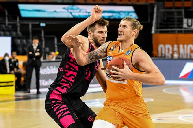 GER, BBL, ratiopharm ulm vs Telekom Baskets Bonn 02.01.2021, ratiopharm arena, Neu-Ulm, GER, BBL, ratiopharm ulm vs Telekom Baskets Bonn, im Bild Leon Kratzer (Bonn, 21), Dylan Osetkowski (Ulm, 21)