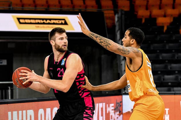GER, BBL, ratiopharm ulm vs Telekom Baskets Bonn 02.01.2021, ratiopharm arena, Neu-Ulm, GER, BBL, ratiopharm ulm vs Telekom Baskets Bonn, im Bild Leon Kratzer (Bonn, 21), Isaiah Wilkins (Ulm, 11)