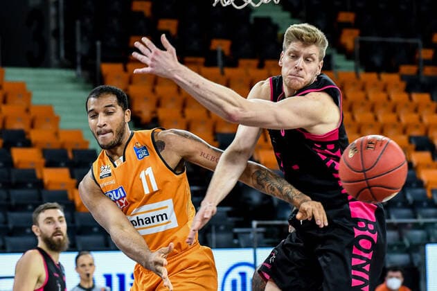 GER, BBL, ratiopharm ulm vs Telekom Baskets Bonn 02.01.2021, ratiopharm arena, Neu-Ulm, GER, BBL, ratiopharm ulm vs Telekom Baskets Bonn, im Bild Isaiah Wilkins (Ulm, 11), Benjamin Lischka (Bonn, 8)