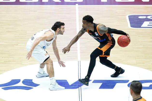 BBL easyCredit Basketball Bundesliga Saison 2020 2021 11. Spieltag am Samstag, 02. Januar 2021 in der edel-optics.de Arena in Hamburg: Hamburg Towers - Rasta Vechta v.l. Max DiLeo ( Towers ), Ike Iroegbu ( Vechta ) Hamburg Towers - Rasta Vechta