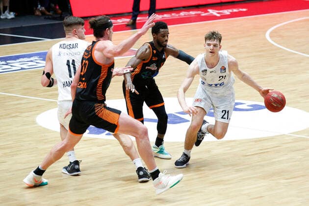 BBL easyCredit Basketball Bundesliga Saison 2020 2021 11. Spieltag am Samstag, 02. Januar 2021 in der edel-optics.de Arena in Hamburg: Hamburg Towers - Rasta Vechta v.l. Maik Kotsar ( Towers ), Dennis Clifford ( Vechta ), Josh Young ( Vechta ), Justus Hollatz ( Towers ) Hamburg Towers - Rasta Vechta