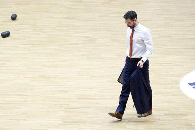 BBL easyCredit Basketball Bundesliga Saison 2020 2021 11. Spieltag am Samstag, 02. Januar 2021 in der edel-optics.de Arena in Hamburg: Hamburg Towers - Rasta Vechta Headcoach Thomas Paech ( Vechta ) verlaesst die Halle Hamburg Towers - Rasta Vechta