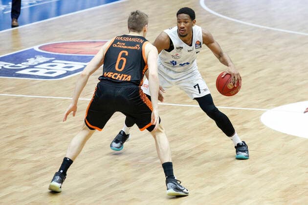 BBL easyCredit Basketball Bundesliga Saison 2020 2021 11. Spieltag am Samstag, 02. Januar 2021 in der edel-optics.de Arena in Hamburg: Hamburg Towers - Rasta Vechta v.l. Tim Hasbargen ( Vechta ), Kameron Taylor ( Towers ) Hamburg Towers - Rasta Vechta
