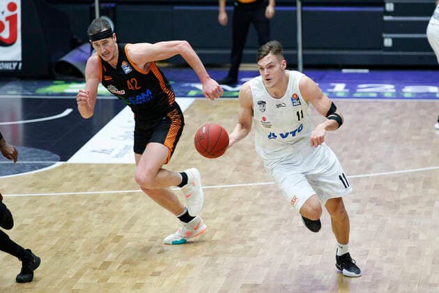 BBL easyCredit Basketball Bundesliga Saison 2020 2021 11. Spieltag am Samstag, 02. Januar 2021 in der edel-optics.de Arena in Hamburg: Hamburg Towers - Rasta Vechta v.l. Dennis Clifford ( Vechta ), Maik Kotsar ( Towers ) Hamburg Towers - Rasta Vechta