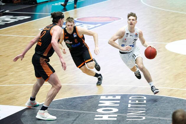 BBL easyCredit Basketball Bundesliga Saison 2020 2021 11. Spieltag am Samstag, 02. Januar 2021 in der edel-optics.de Arena in Hamburg: Hamburg Towers - Rasta Vechta v.l. Dennis Clifford ( Vechta ), Tim Hasbargen ( Vechta ), Justus Hollatz ( Towers ) Hamburg Towers - Rasta Vechta