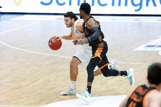 BBL easyCredit Basketball Bundesliga Saison 2020 2021 11. Spieltag am Samstag, 02. Januar 2021 in der edel-optics.de Arena in Hamburg: Hamburg Towers - Rasta Vechta v.l. Max DiLeo ( Towers ), Josh Young ( Vechta ) Hamburg Towers - Rasta Vechta
