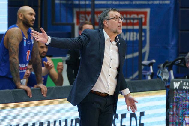 Basketball, Männer, BBL, 11. Spieltag, 02.01.2021, SYNTAINICS MBC - Fraport Skyliners, v.l.: Sergio Kerusch (MBC, 7), Head Coach Silvano Poropat (MBC). GER, BBL, Basketball, Maenner, SYNTAINICS MBC - Fraport Skyliners, 02.01.2021, Weissenfels